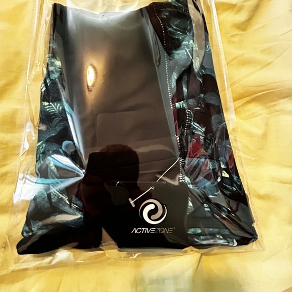 NEW PHOTOS! CAPRI LEGGINGS, BLUES/WHITE/BLACK, SIZE 5X, MOISTURE WICKING, PULL - Picture 4 of 16